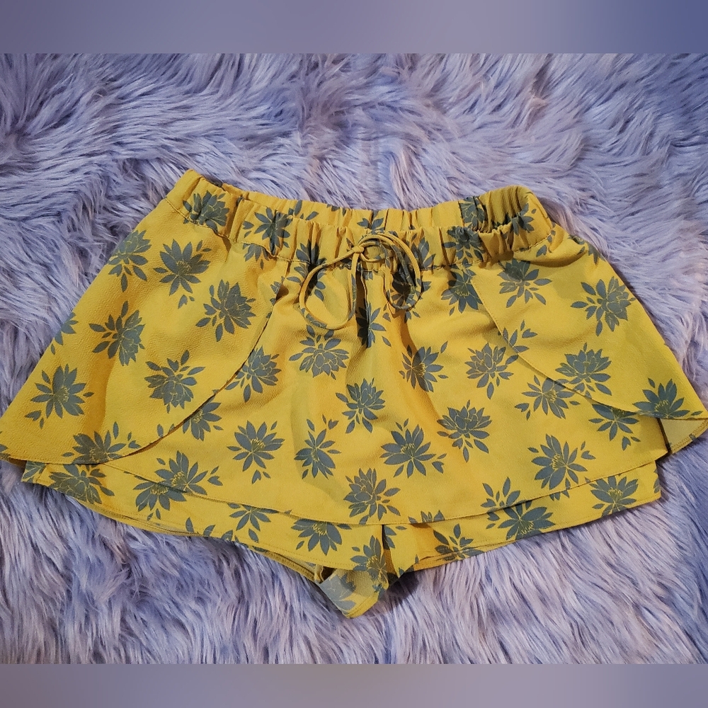 Zara Trafaluc Collection Floral Yellow Women's Shorts SZ M